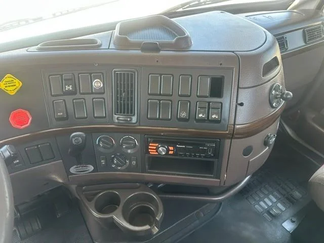 2015 Volvo VNL 300 — photo 10