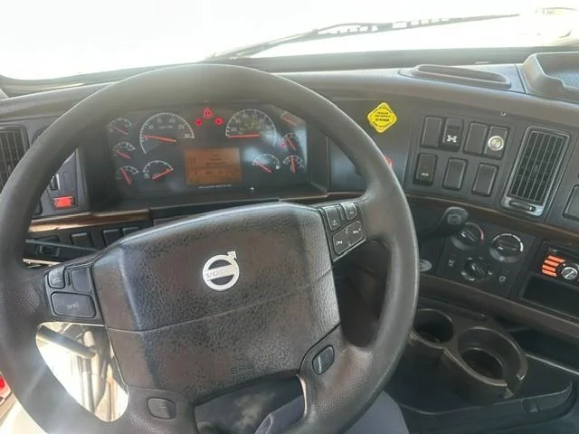 2015 Volvo VNL 300 — photo 11