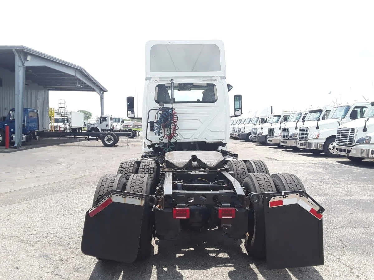 2018 International LT - image 5