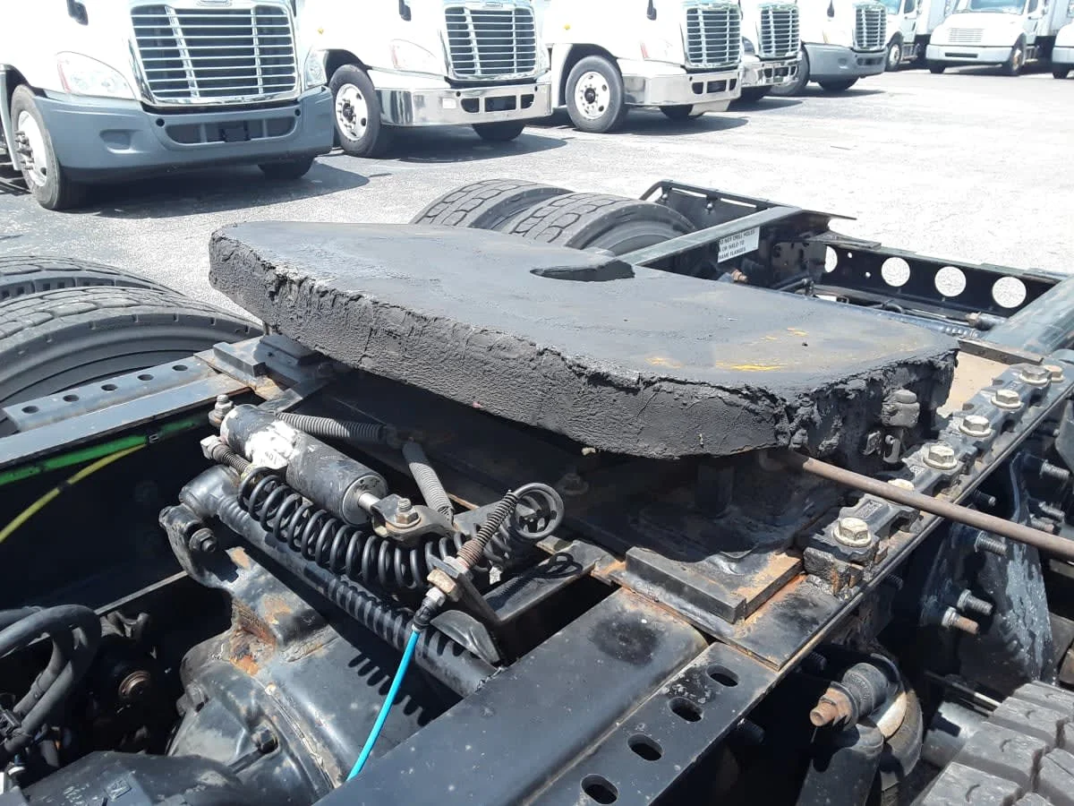 2018 International LT - image 9