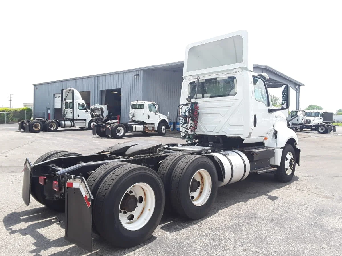 2018 International LT - image 4