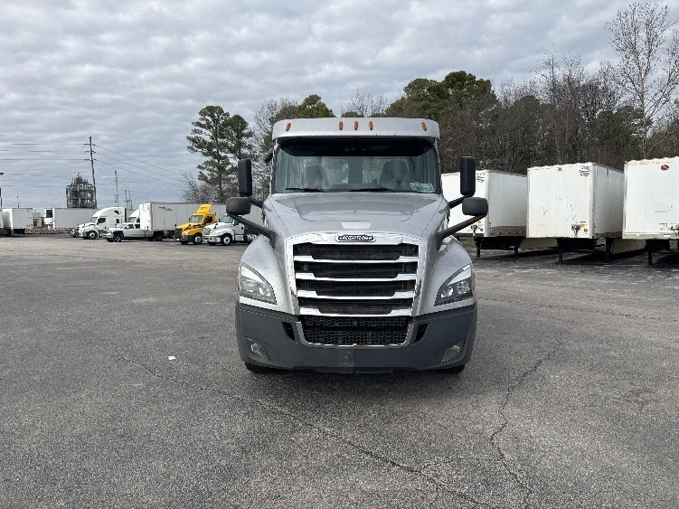 2019 Freightliner Cascadia - image 2