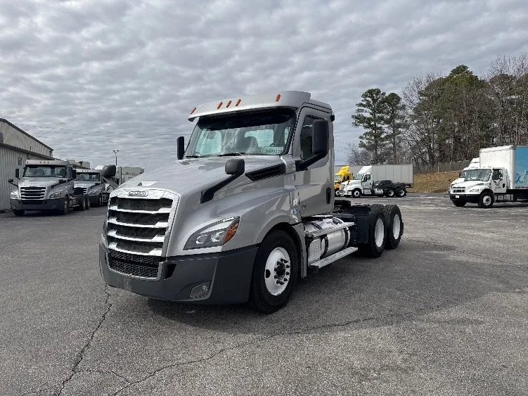 2019 Freightliner Cascadia - image 3