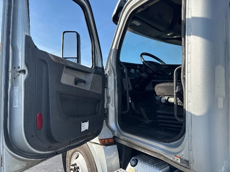 2019 Freightliner Cascadia - image 9