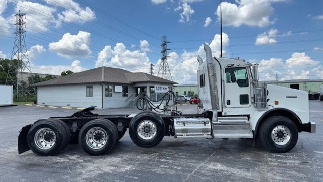 2018 Kenworth T800 - image 4