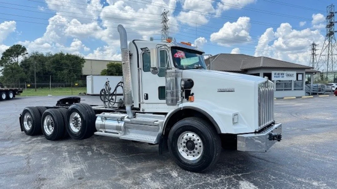 2018 Kenworth T800 - image 2