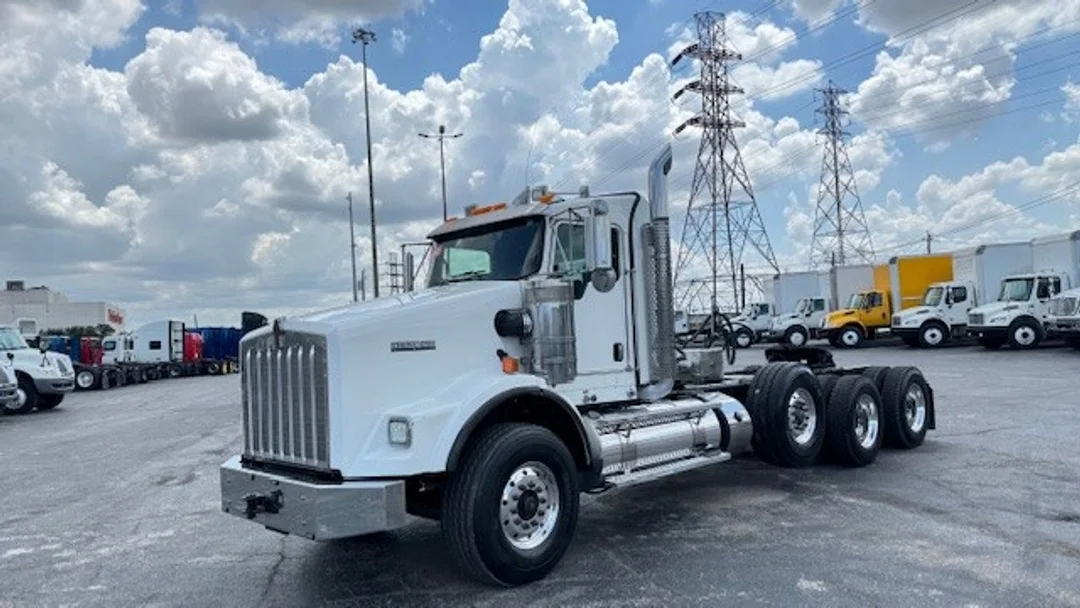 2018 Kenworth T800 - image 10