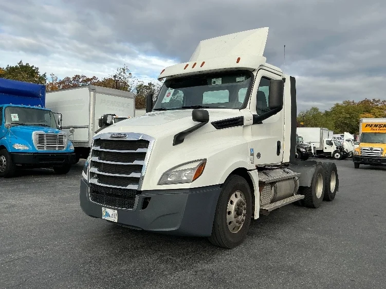 2020 Freightliner Cascadia in Harrisburg, PA — photo 3