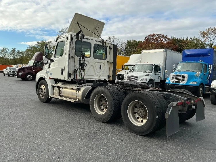 2020 Freightliner Cascadia in Harrisburg, PA — photo 5
