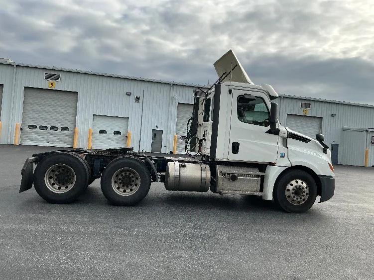 2020 Freightliner Cascadia in Harrisburg, PA — photo 8