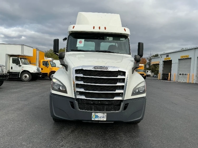 2020 Freightliner Cascadia in Harrisburg, PA — photo 2