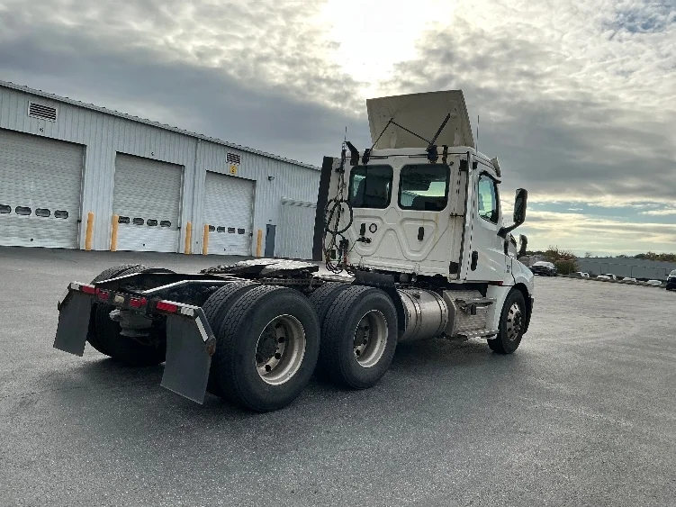 2020 Freightliner Cascadia in Harrisburg, PA — photo 7