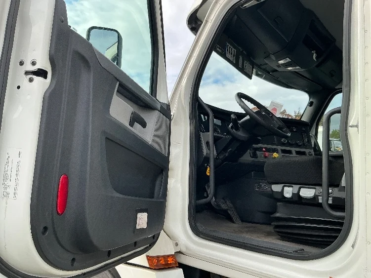 2020 Freightliner Cascadia in Harrisburg, PA — photo 9