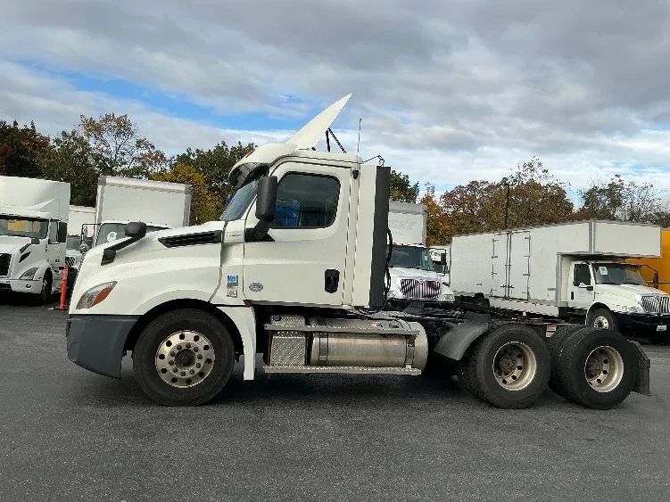 2020 Freightliner Cascadia in Harrisburg, PA — photo 4