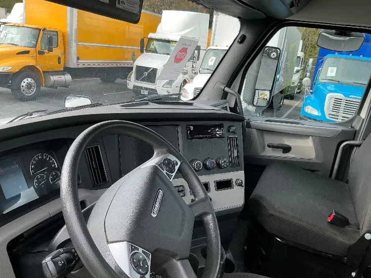 2020 Freightliner Cascadia in Harrisburg, PA — photo 10