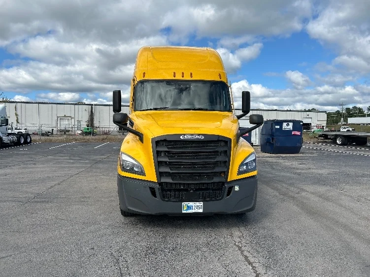2022 Freightliner Cascadia - image 2