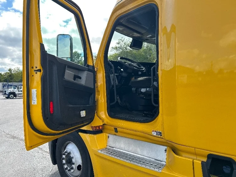 2022 Freightliner Cascadia - image 9