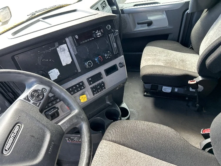 2022 Freightliner Cascadia - image 10