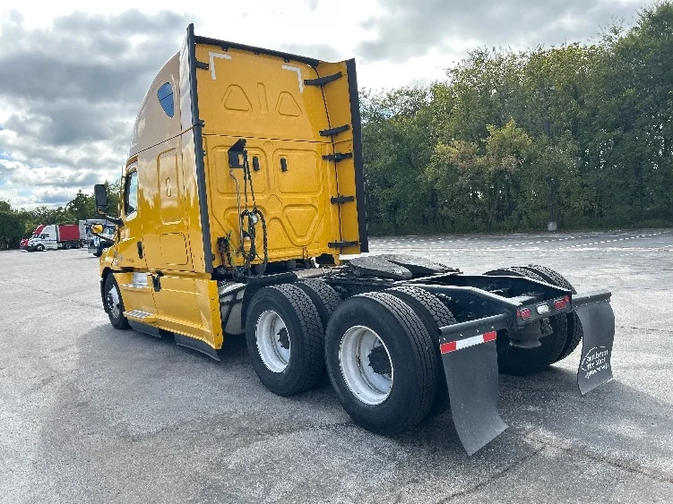 2022 Freightliner Cascadia - image 5
