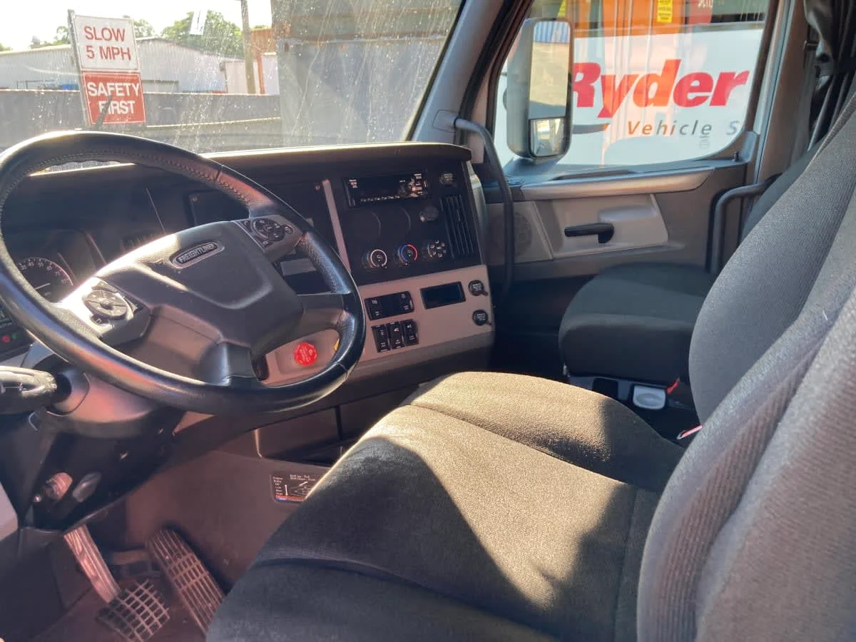 2021 Freightliner Cascadia in Springfield, MA — photo 11