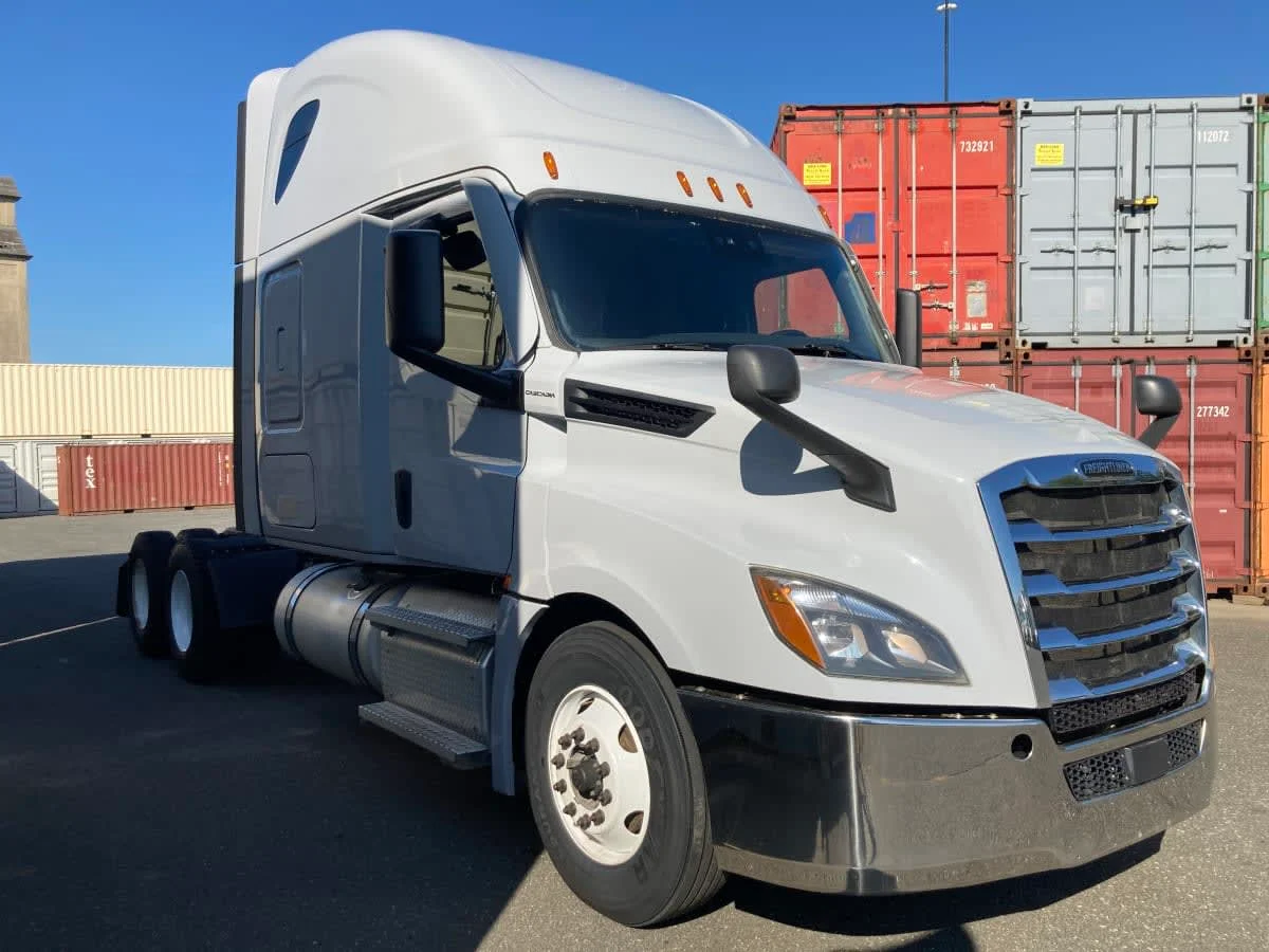 2021 Freightliner Cascadia in Springfield, MA — photo 3