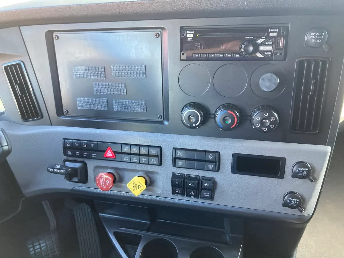 2021 Freightliner Cascadia in Springfield, MA — photo 13
