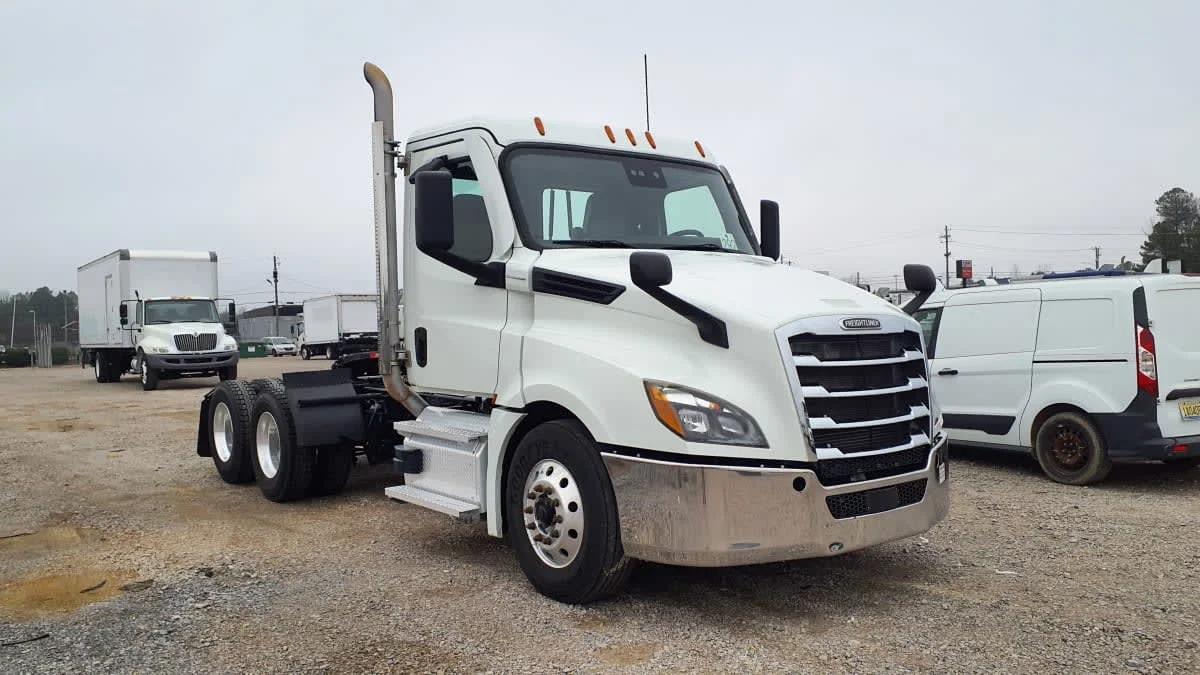 2021 Freightliner Cascadia - image 3