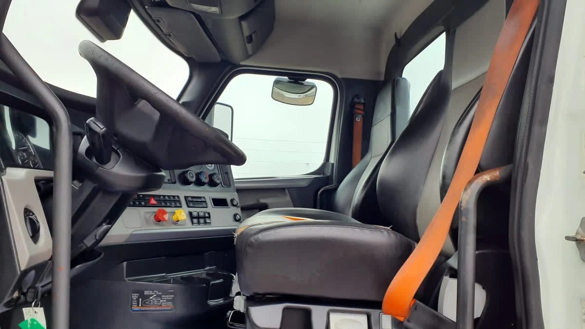 2021 Freightliner Cascadia - image 7