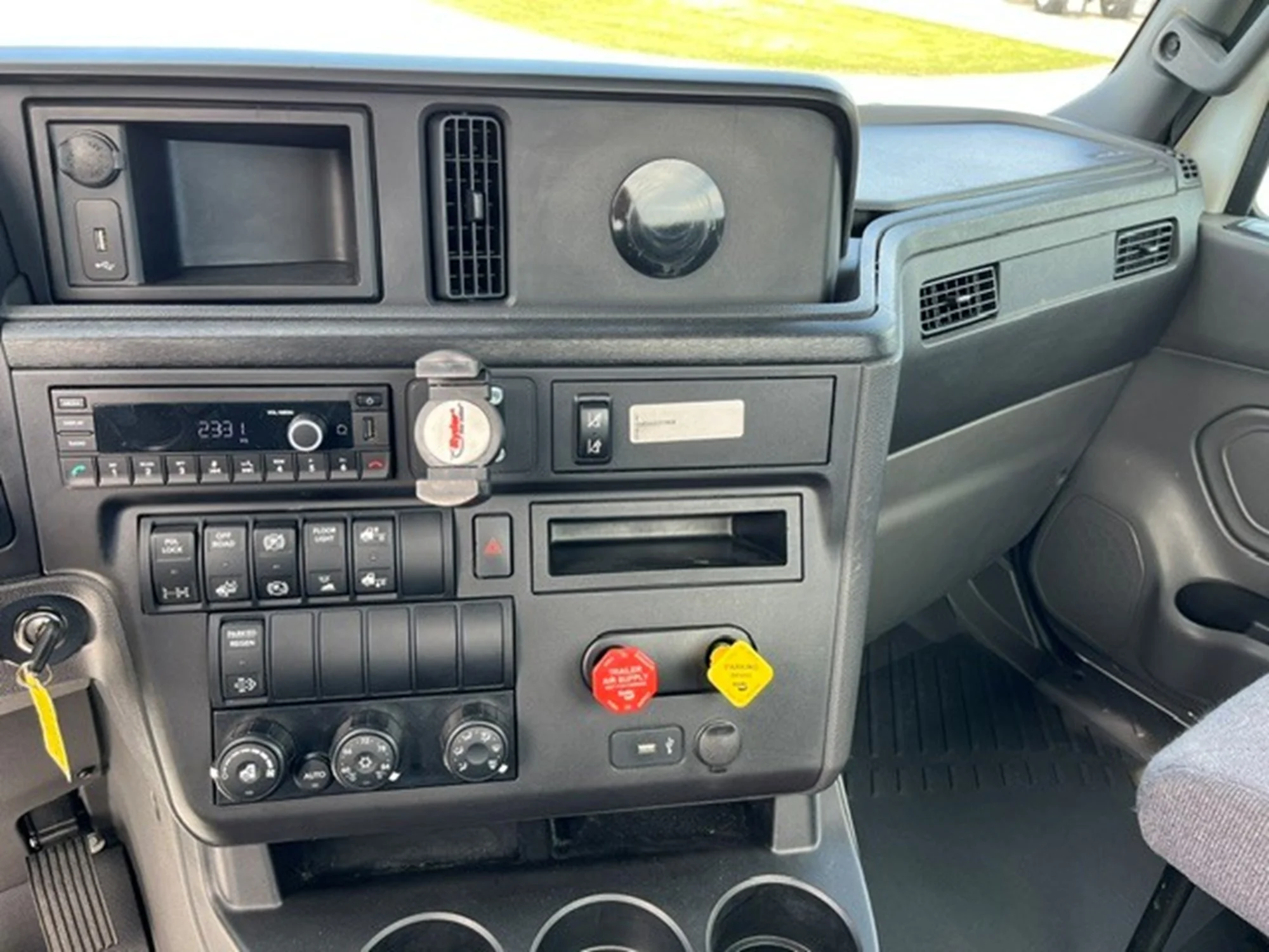 2024 International LT in MI — photo 10