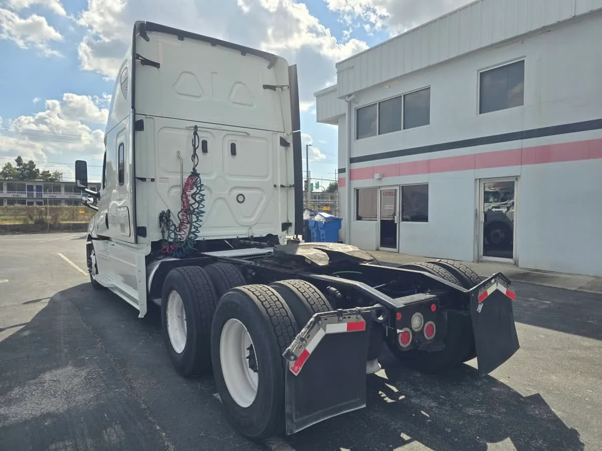 2019 Freightliner Cascadia - image 4