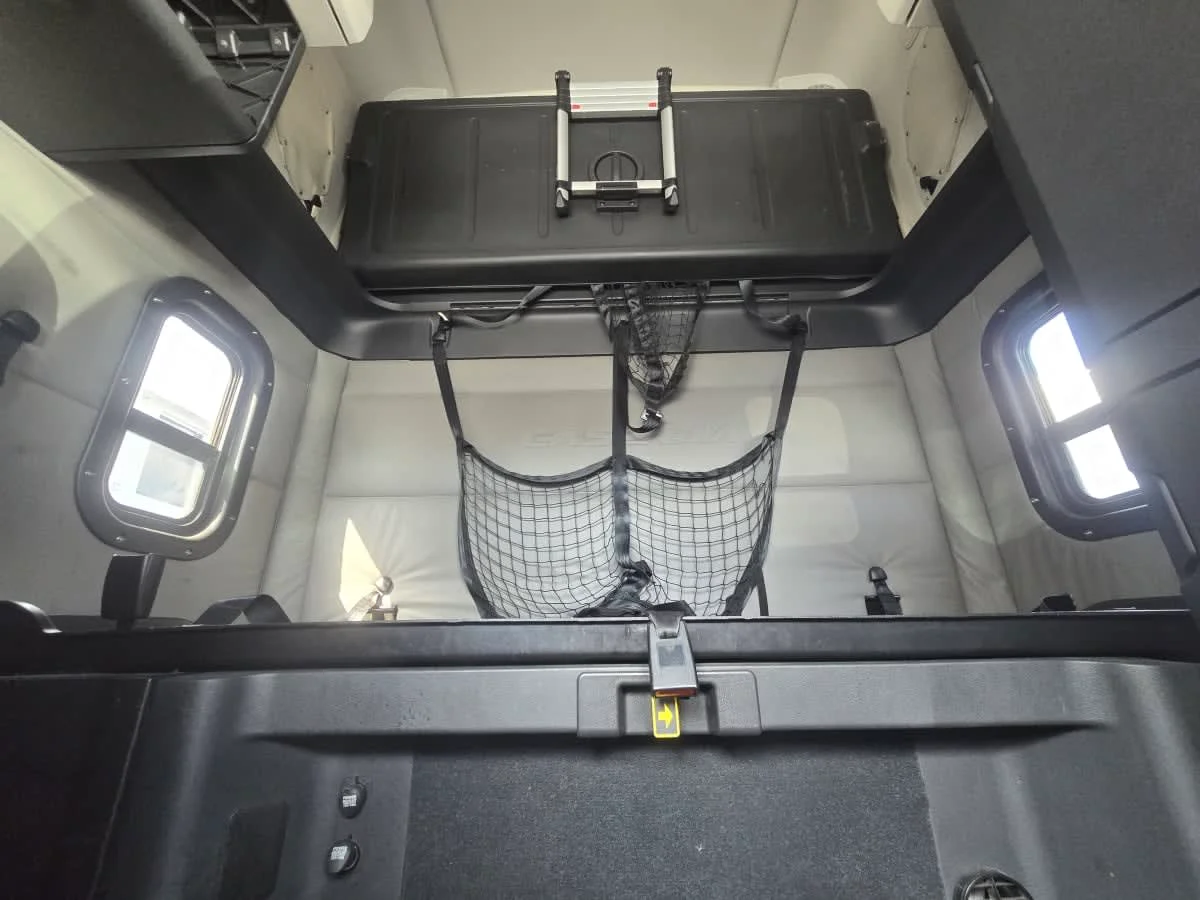 2019 Freightliner Cascadia - image 8