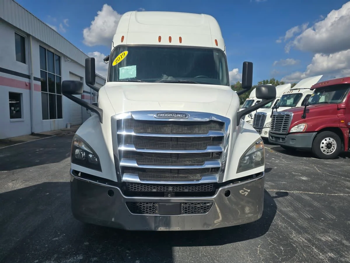2019 Freightliner Cascadia - image 2