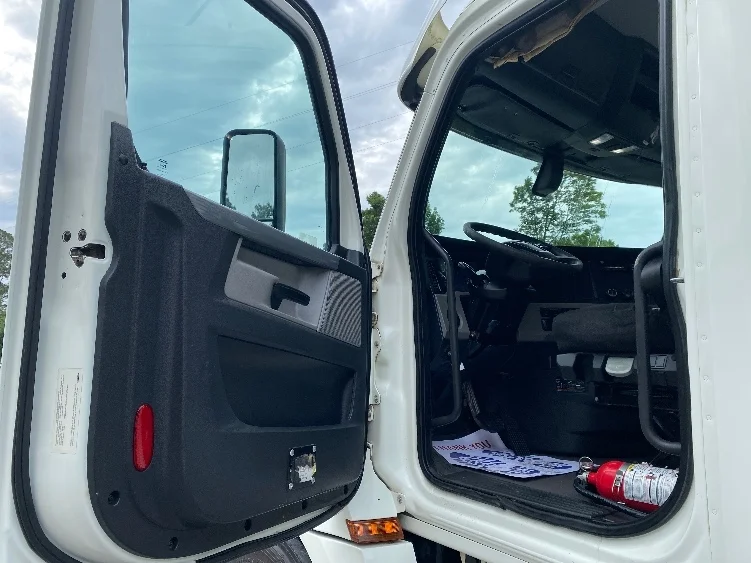 2018 Freightliner Cascadia in Cleveland, TN — photo 9