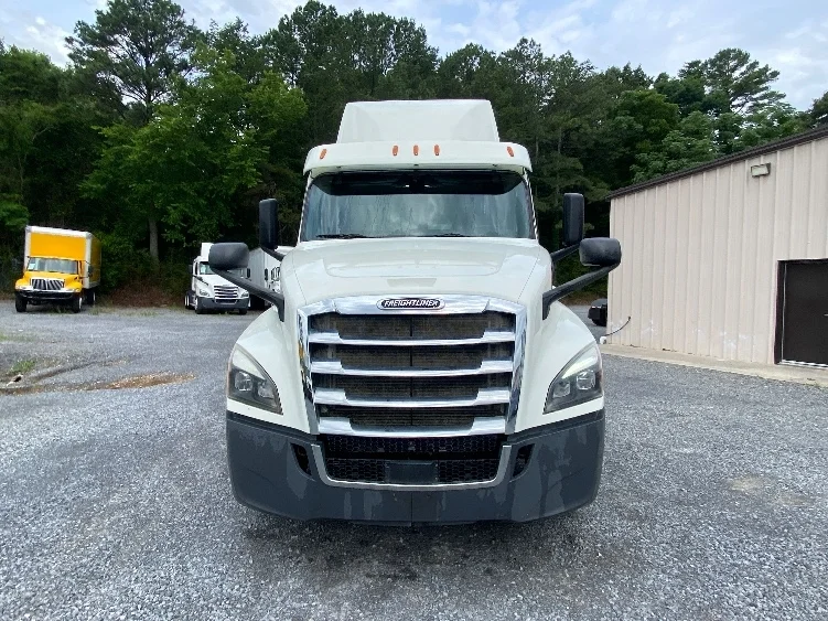 2018 Freightliner Cascadia in Cleveland, TN — photo 2
