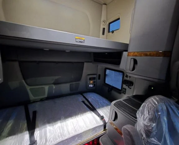 2021 International LT - image 1