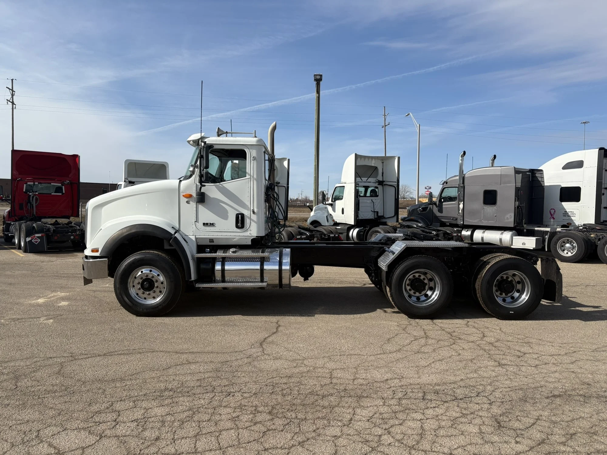 2019 International HX - image 2