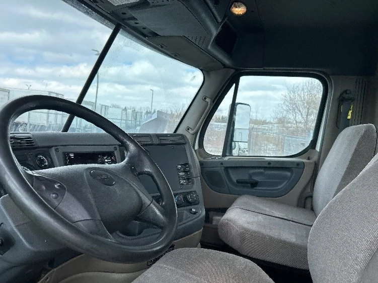 2019 Freightliner Cascadia - image 10