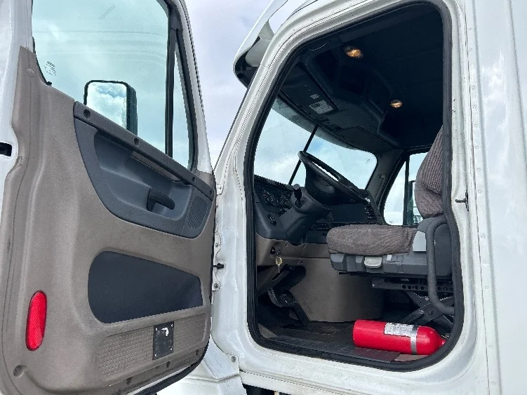 2019 Freightliner Cascadia - image 9