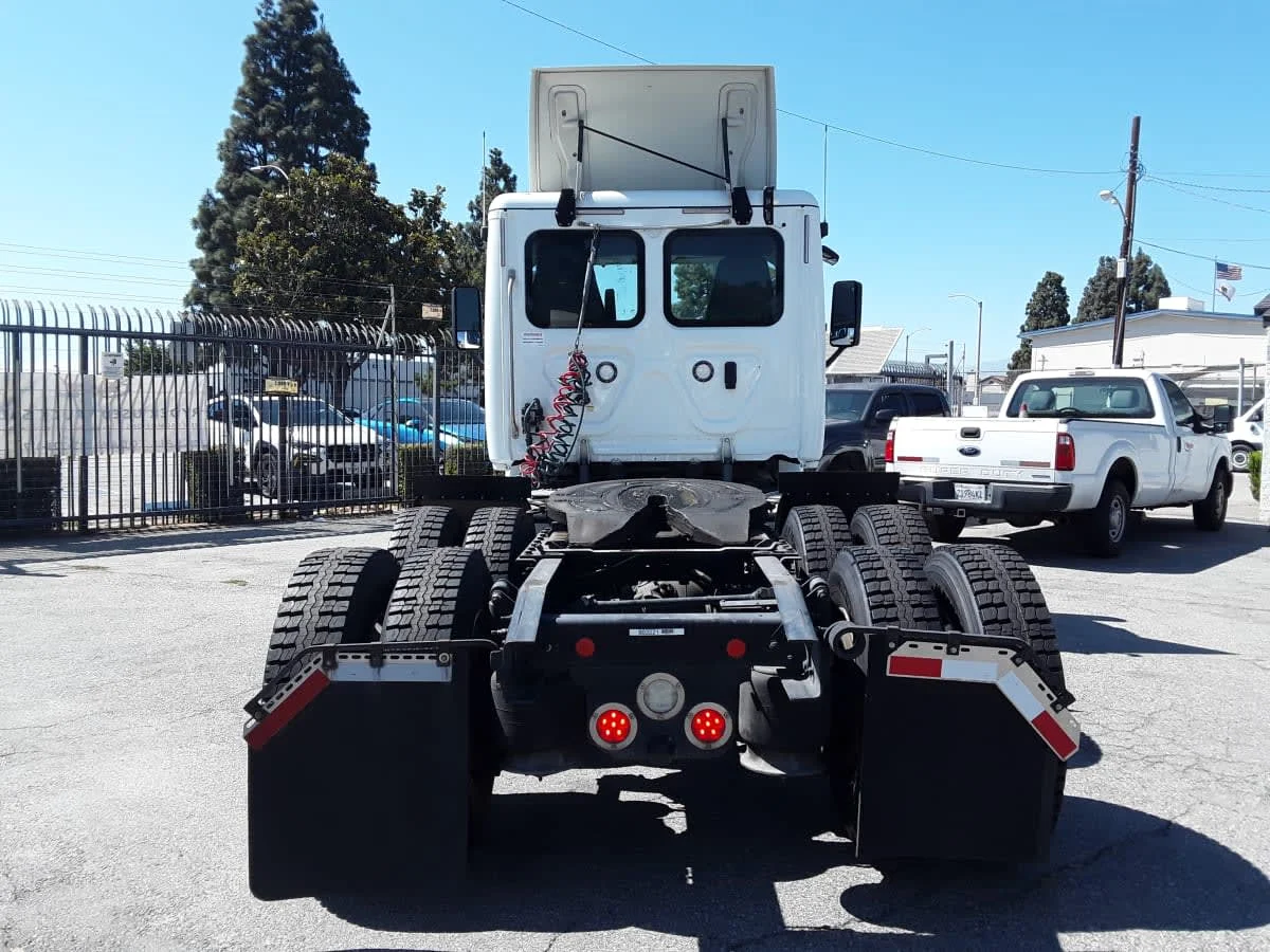 2018 Freightliner Cascadia in Montebello, CA — photo 5