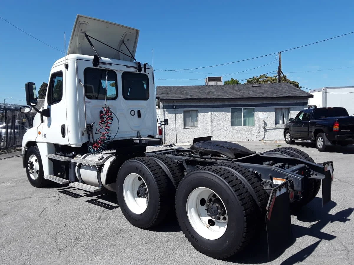 2018 Freightliner Cascadia in Montebello, CA — photo 6