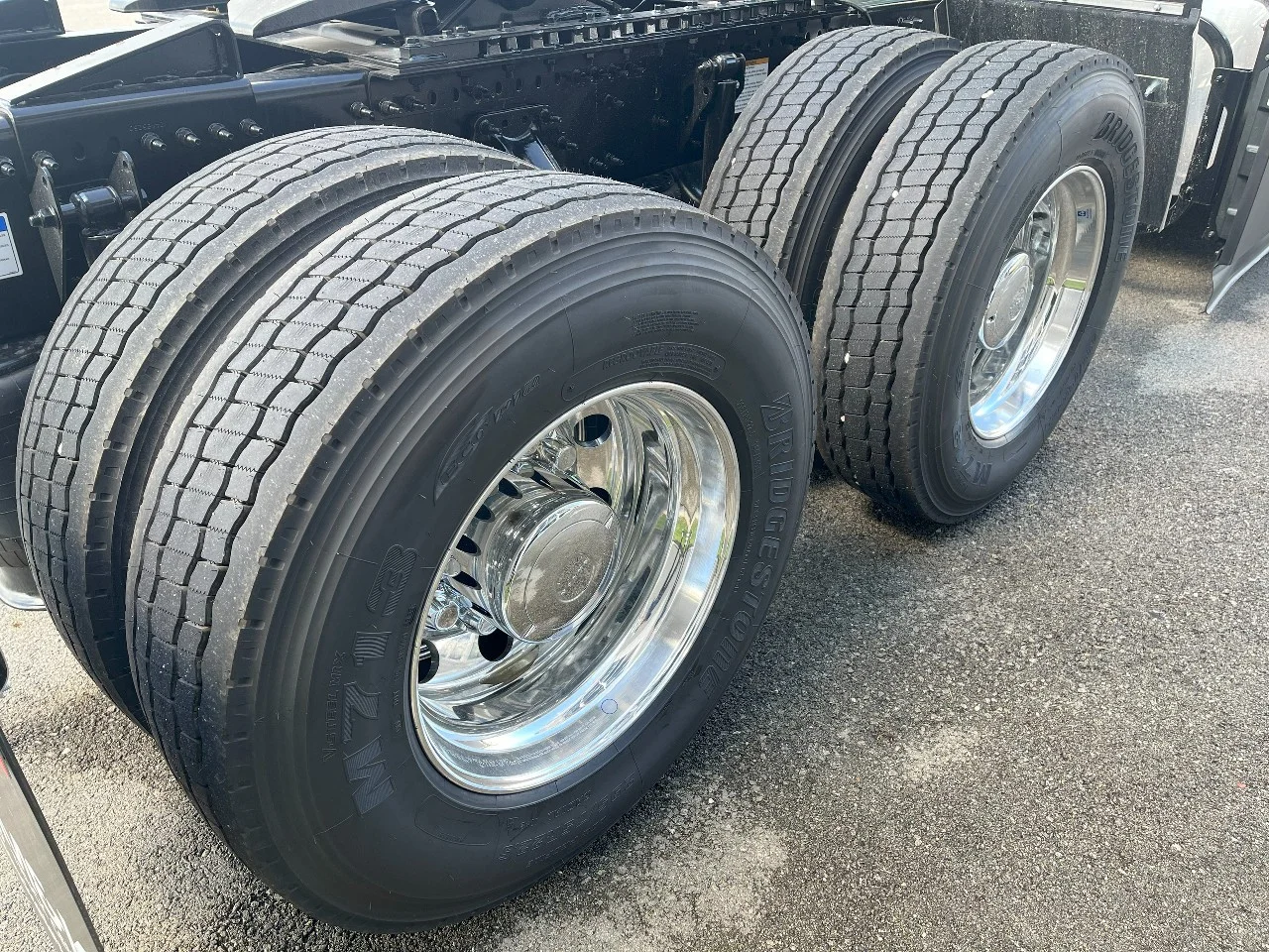 2026 Volvo VNL 860 in Summit, IL — photo 5
