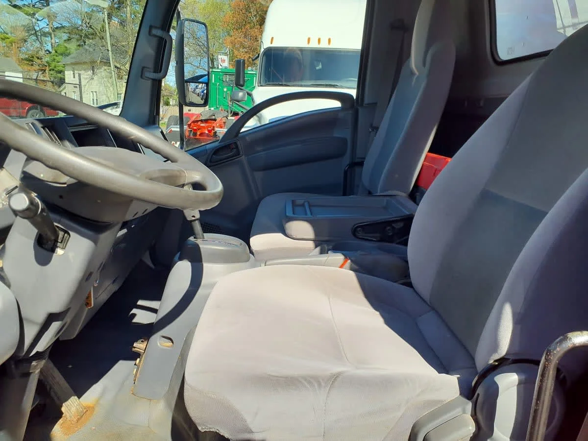 2017 Isuzu NRR - image 11