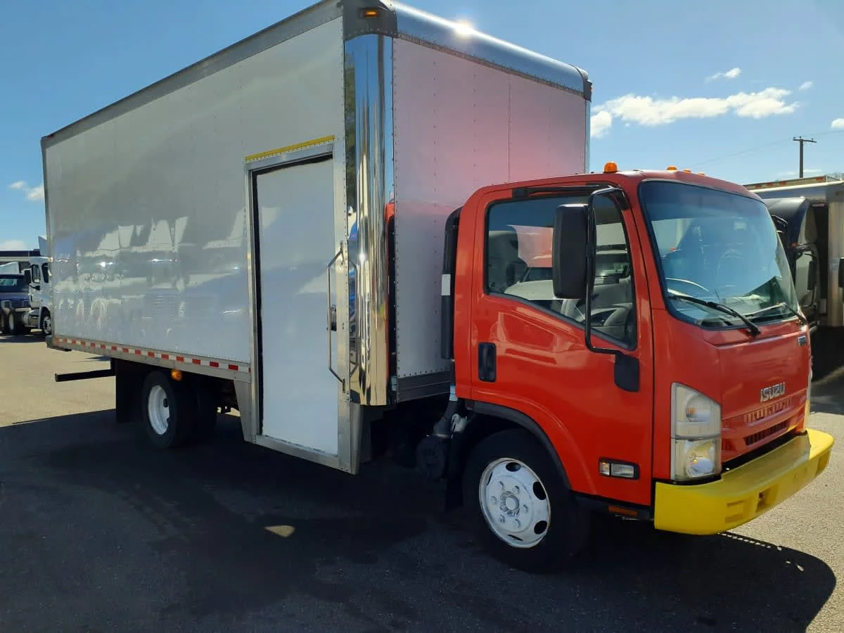 2017 Isuzu NRR - image 3