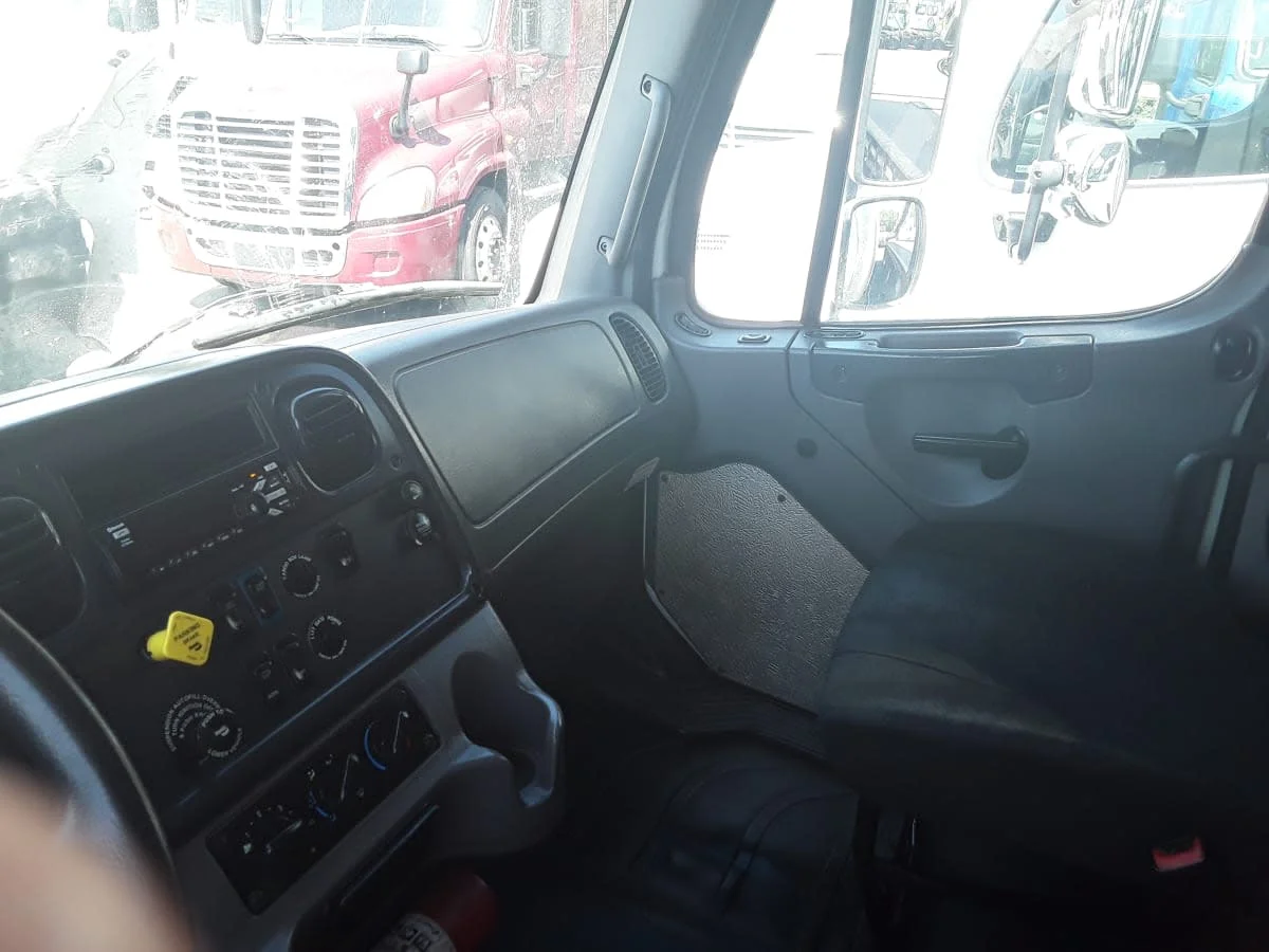 2018 Freightliner M2 106 - image 8