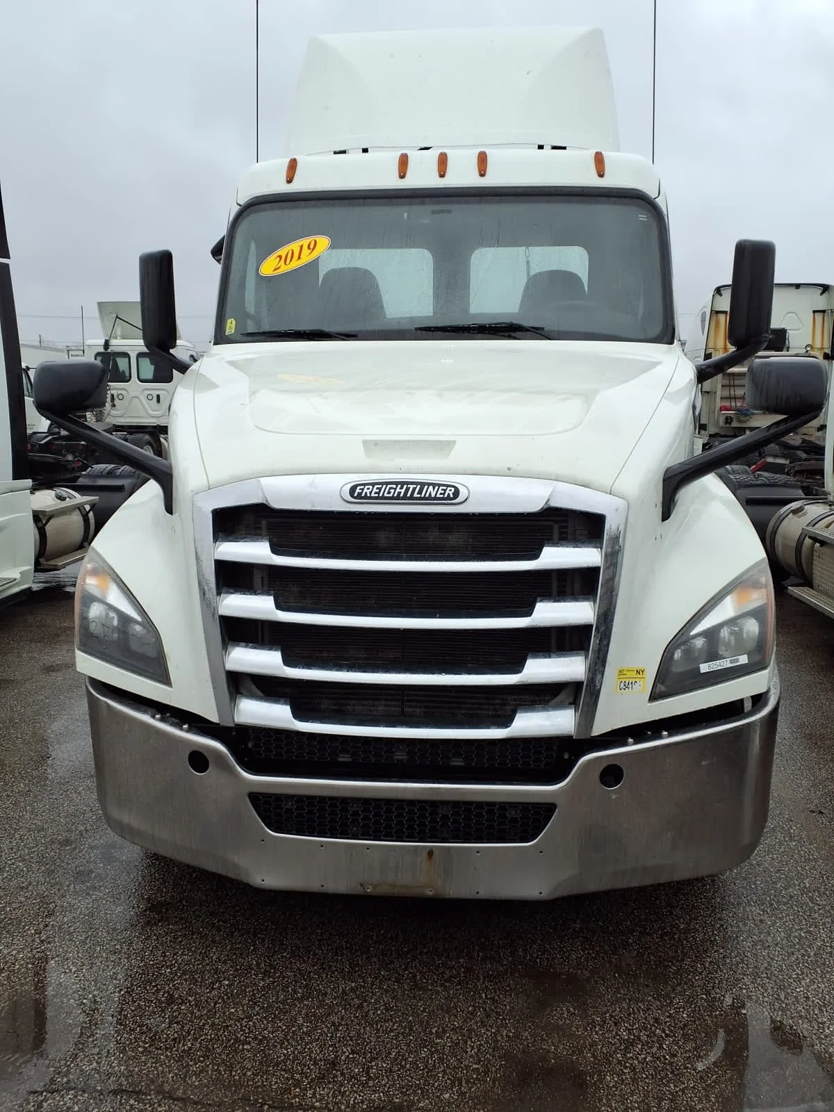 2019 Freightliner Cascadia - image 2