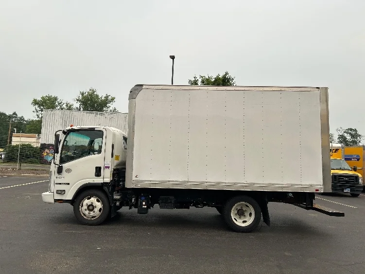 2022 Isuzu NRR in Montgomery, NY — photo 4