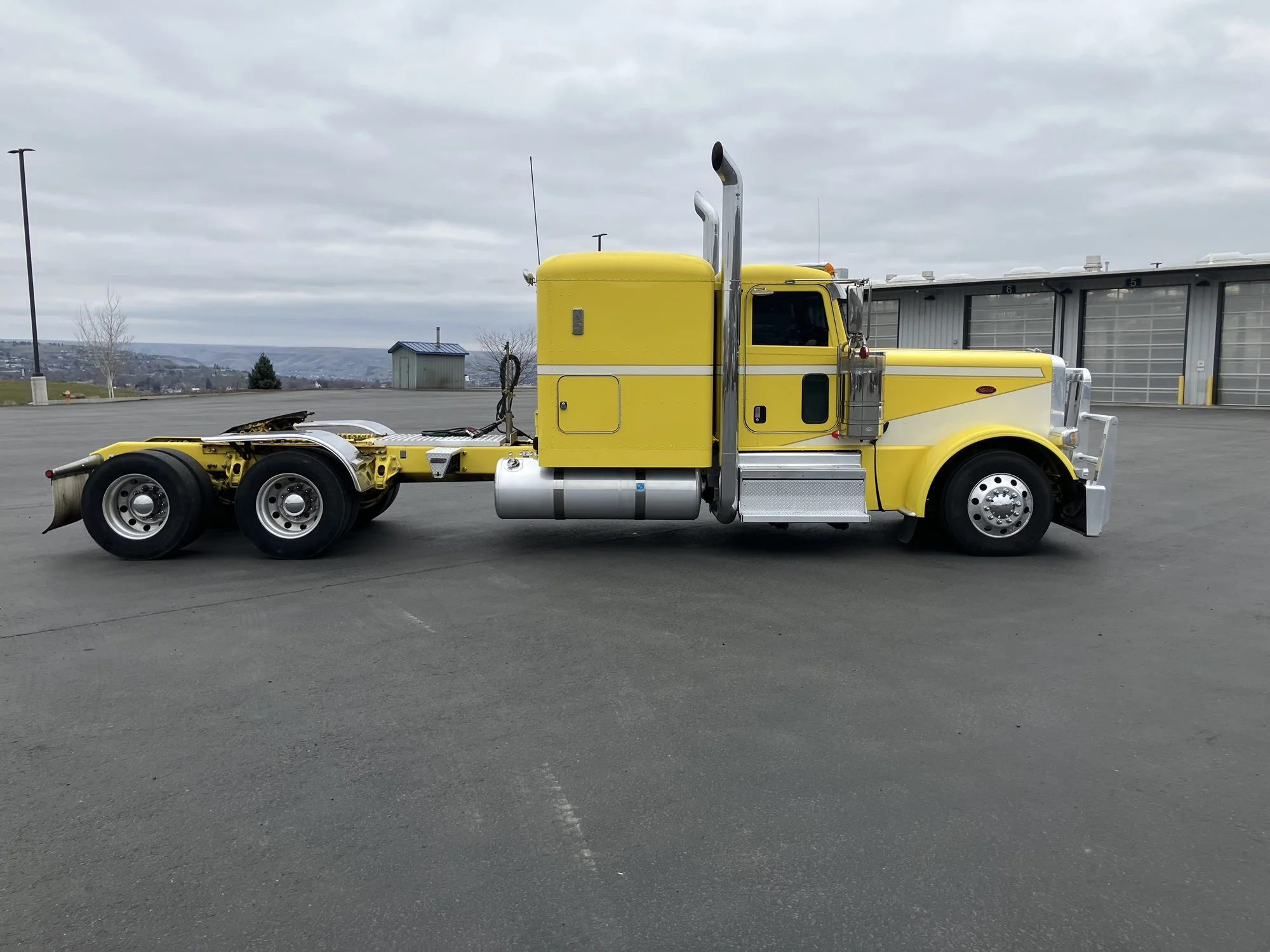 2022 Peterbilt 389 - image 3