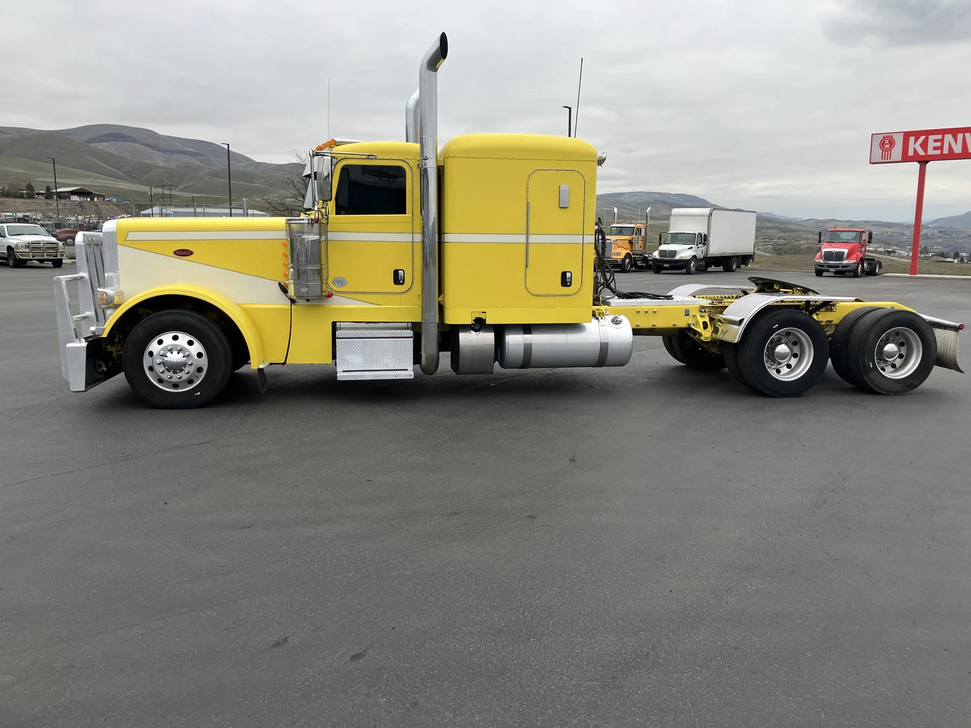 2022 Peterbilt 389 - image 4