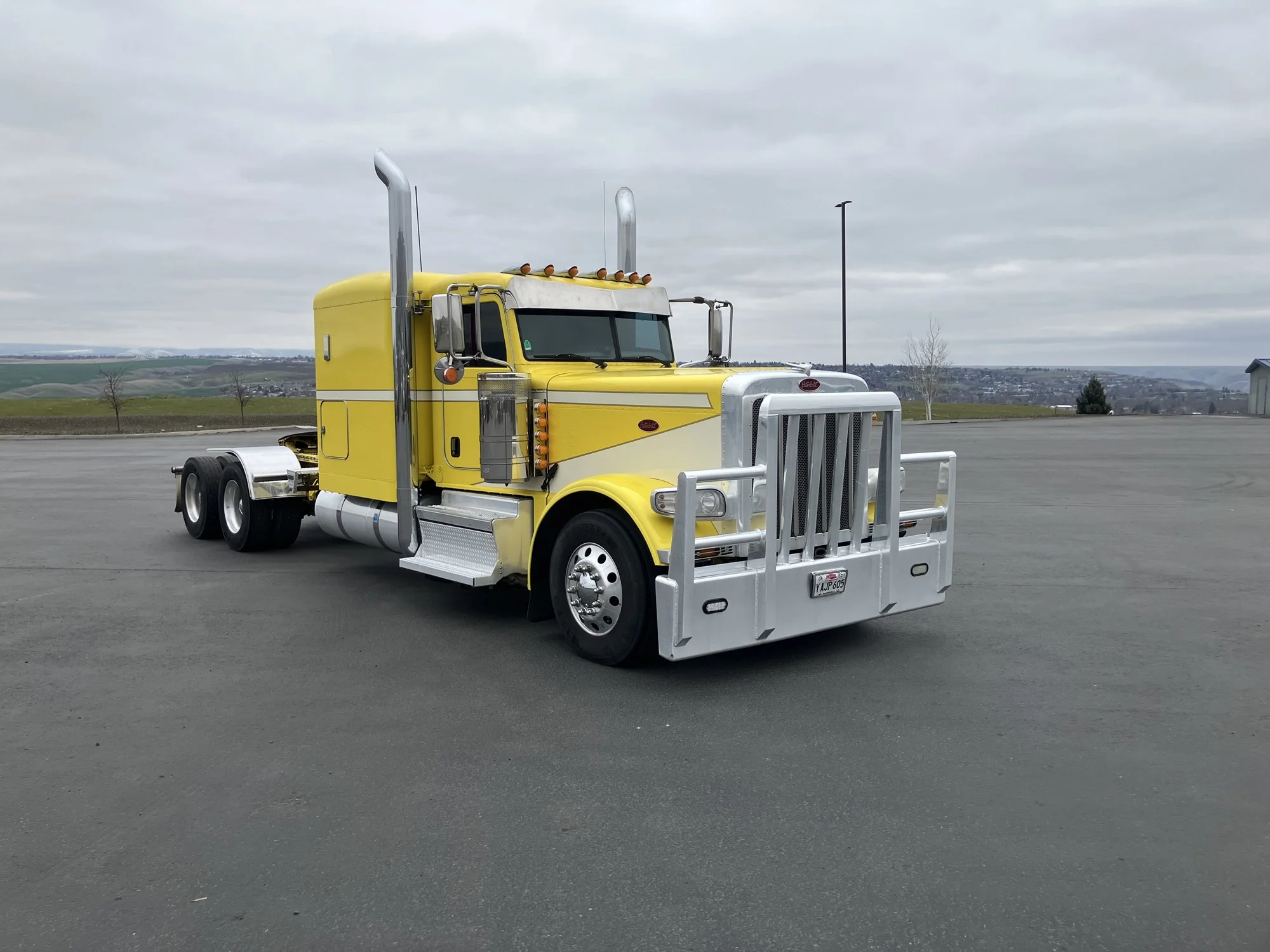 2022 Peterbilt 389 - image 2