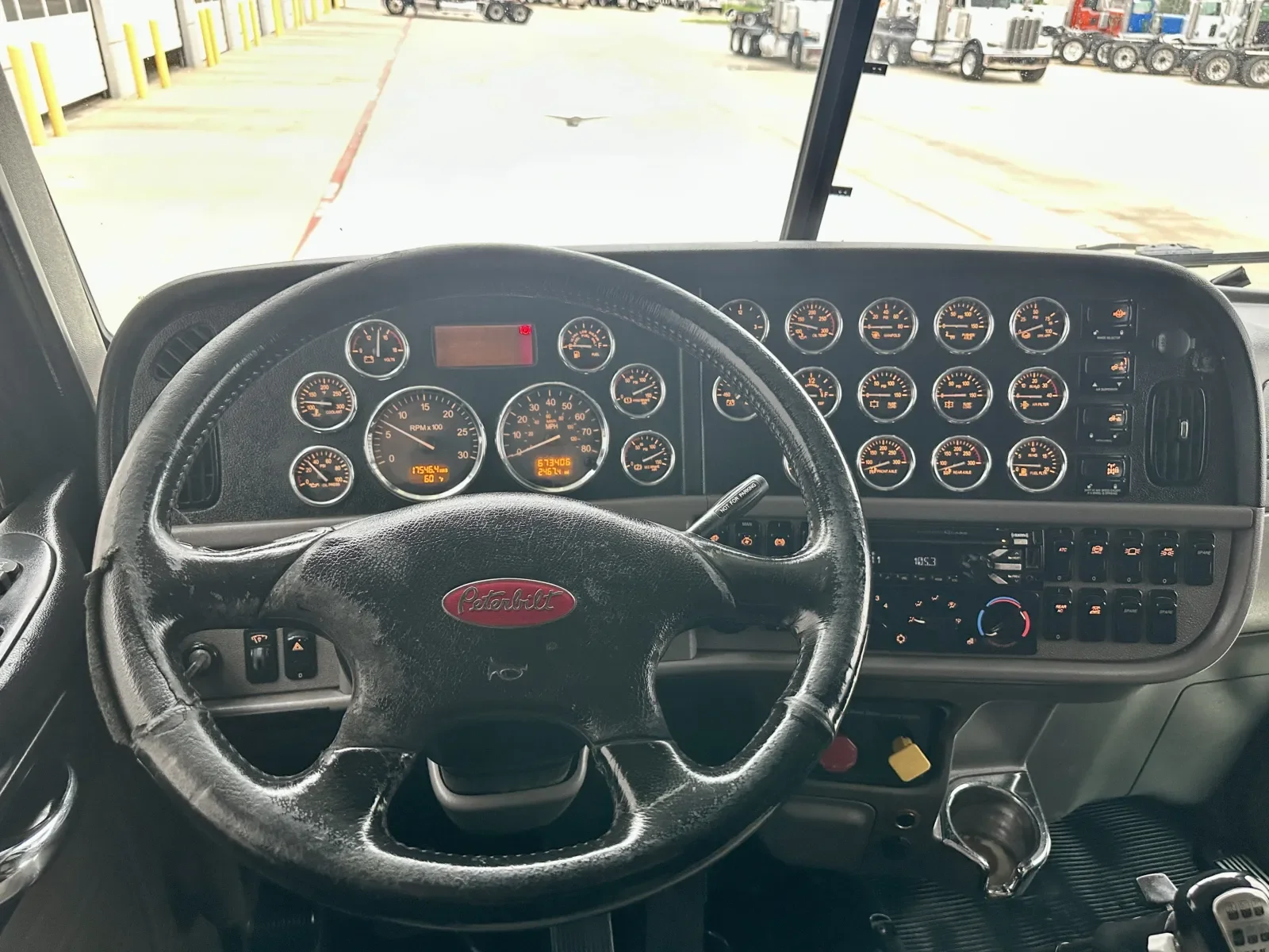 2018 Peterbilt 389 in Hutchins, TX — photo 16